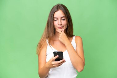 Tecrit edilmiş genç ve güzel bir kadın düşünüp bir mesaj gönderiyor.