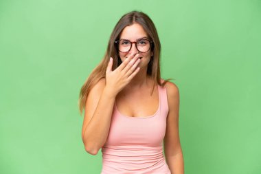 Genç, güzel bir kadın, izole edilmiş arka planda mutlu ve gülümsüyor.