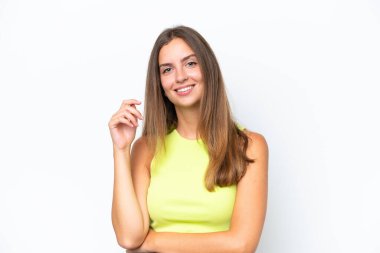 Beyaz arka planda izole edilmiş genç beyaz kadın gülüyor.