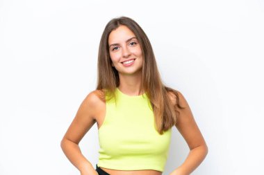 Beyaz arka planda izole edilmiş genç beyaz kadın gülüyor.