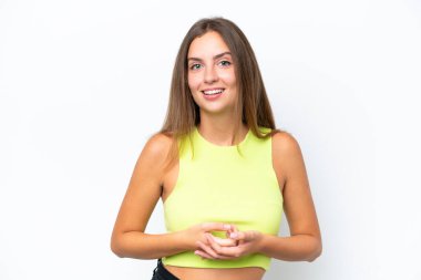 Beyaz arka planda izole edilmiş genç beyaz kadın gülüyor.