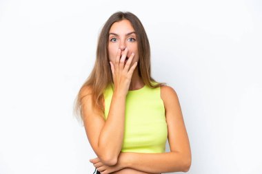 Beyaz arka planda izole genç beyaz kadın şaşırmış ve şok olmuştu.