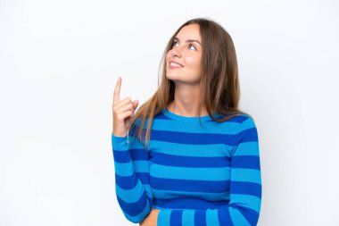 Beyaz arka planda izole edilmiş beyaz bir kadın harika bir fikre işaret ediyor.