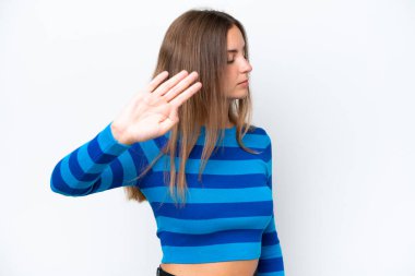 Beyaz arka planda izole edilmiş genç beyaz kadın dur hareketi yapıyor ve hayal kırıklığına uğruyor.