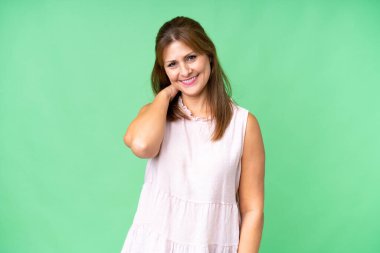 Orta yaşlı bir kadın izole edilmiş arka planda gülüyor.