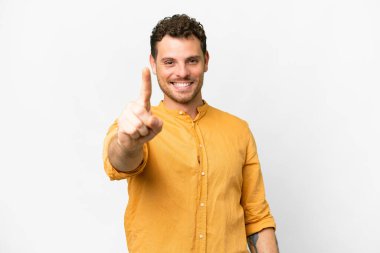 İzole edilmiş beyaz arka plan üzerinde Brezilyalı bir adam parmağını kaldırıyor ve gösteriyor.