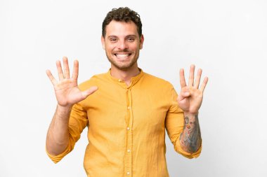 İzole edilmiş beyaz arka plan üzerinde Brezilyalı bir adam parmakları olan dokuz kişi sayıyor