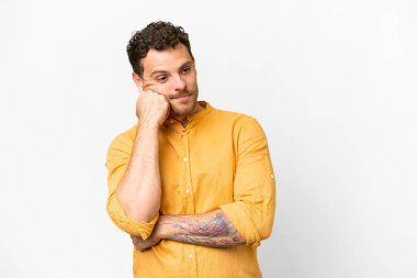 Brezilyalı bir adam soyutlanmış beyaz bir arka plan ve yorgun ve sıkılmış bir ifade