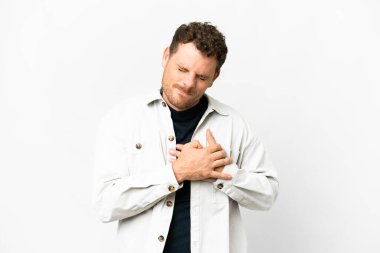 Brezilyalı beyaz arka planda, kalbinde ağrı olan bir adam.