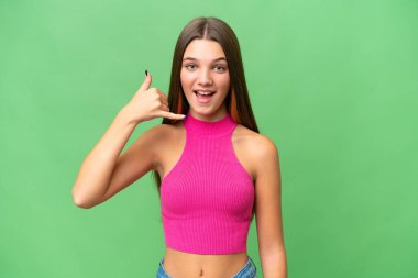 Kafkas kökenli genç bir kız telefon jesti yapıyor. Bana geri dönüş işareti ver.