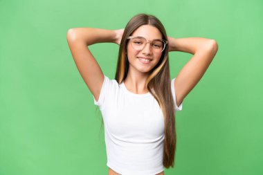 Kafkasyalı genç bir kız izole bir geçmişle gülüyor.