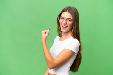 Bir zaferi kutlayan Kafkasyalı genç bir kız.