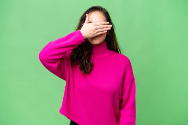 Kafkasyalı genç bir kadın izole edilmiş arka planda gözleri elleriyle kapatıyor. Bir şey görmek istemiyorum.