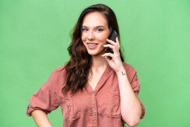 İzole edilmiş geçmişi olan beyaz bir kadın cep telefonuyla sohbet ediyor.