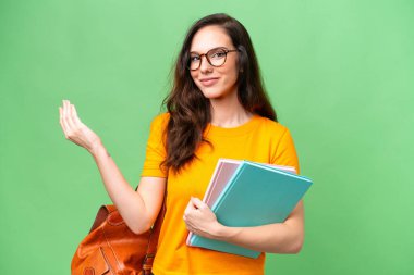 İzole edilmiş geçmişi olan genç beyaz bir kadın davet etmek için ellerini yana uzatıyor.