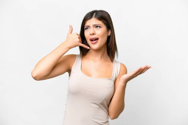 Soyutlanmış beyaz arka planda genç bir Rus kadın telefon jesti yapıyor.