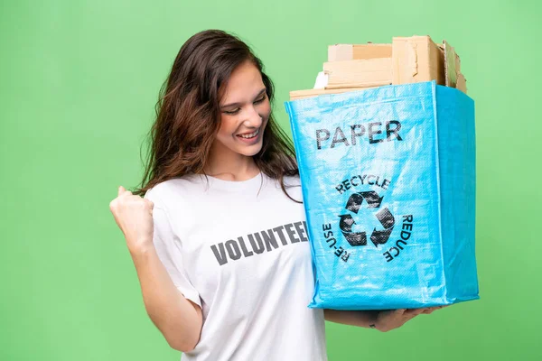 Νεαρή Λευκή Γυναίκα Που Κρατάει Μια Σακούλα Ανακύκλωσης Γεμάτη Χαρτί — Φωτογραφία Αρχείου