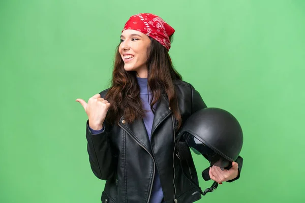 Jeune Femme Caucasienne Avec Casque Moto Sur Fond Isolé Pointant — Photo