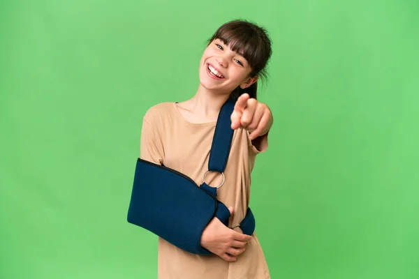 Little Caucasian Girl Broken Arm Wearing Sling Isolated Background Pointing — Foto de Stock
