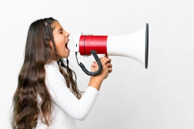 İzole edilmiş beyaz arka planda genç bir kız megafondan bağırıyor.