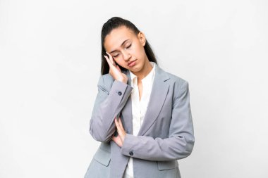 Genç Arap kadın izole edilmiş beyaz arka planda baş ağrısı var.