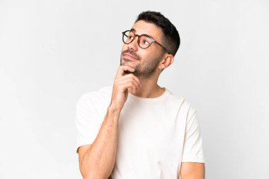 İzole edilmiş beyaz bir geçmişi olan yakışıklı, beyaz bir adam.