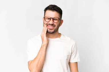 İzole edilmiş beyaz arka planda diş ağrısı olan yakışıklı beyaz bir adam.