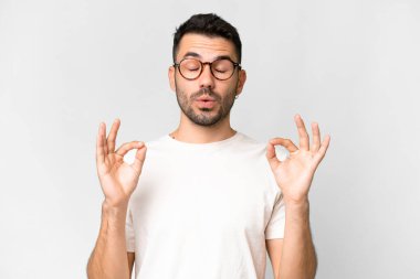 Zen pozisyonunda beyaz tenli, yakışıklı, beyaz bir adam.