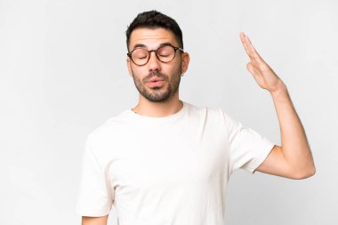 İzole edilmiş beyaz arka planı olan yakışıklı beyaz adam yorgun ve hasta bir ifadeye sahip.