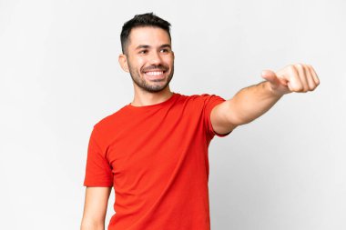 Soyutlanmış beyaz bir geçmişi olan yakışıklı beyaz bir adam iyi niyetli bir hareket yapıyor.