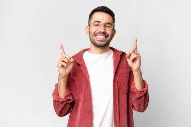 İzole edilmiş beyaz arka plan üzerinde yakışıklı beyaz bir adam harika bir fikre işaret ediyor.