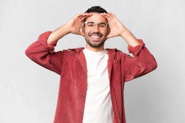 Soyutlanmış beyaz bir geçmişi olan yakışıklı, beyaz bir adam.