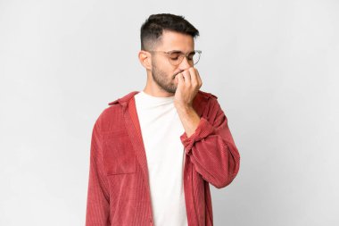 Soyutlanmış beyaz geçmişi olan yakışıklı beyaz bir adam. Şüpheleri var.