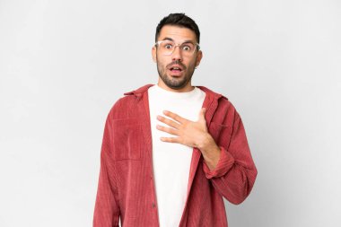 Beyaz arka planda yaşayan yakışıklı beyaz adam sağa bakarken şaşırdı ve şok oldu.