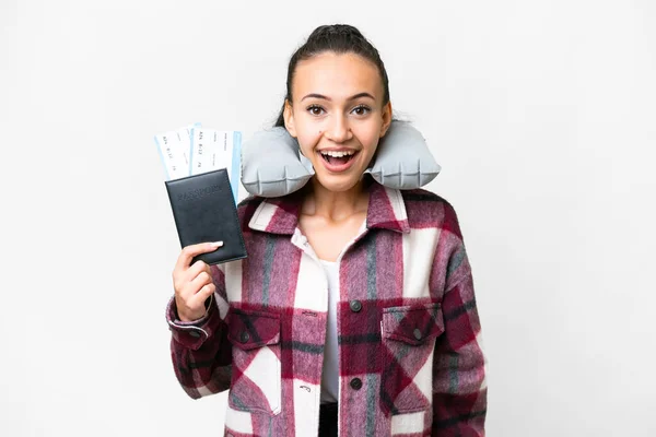 Молода Мандрівник Жінка Тримає Паспорт Над Ізольованим Білим Тлом Несподіваним — стокове фото