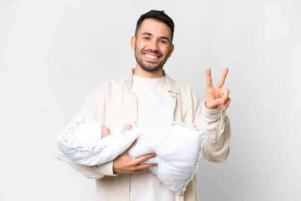 Jonge Kaukasische Vader Met Haar Pasgeboren Baby Geïsoleerde Achtergrond Glimlachen — Stockfoto