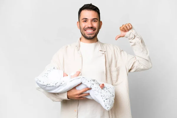 Joven Padre Caucásico Con Bebé Recién Nacido Sobre Fondo Aislado —  Fotos de Stock