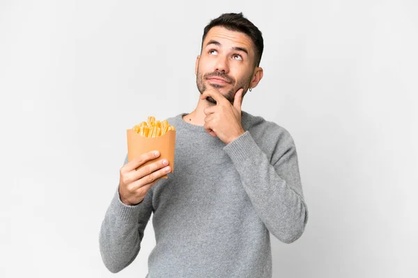 Jonge Blanke Man Met Gebakken Chips Geïsoleerde Witte Achtergrond Met — Stockfoto