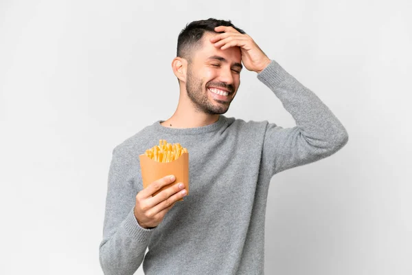 Jonge Blanke Man Met Gebakken Chips Geïsoleerde Witte Achtergrond Heeft — Stockfoto