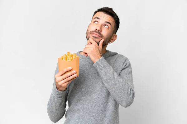 Jonge Blanke Man Met Gebakken Chips Geïsoleerde Witte Achtergrond Omhoog — Stockfoto
