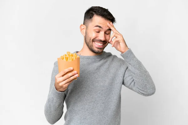 Jonge Kaukasische Man Met Gebakken Chips Geïsoleerde Witte Achtergrond Lachen — Stockfoto