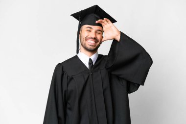 Genç üniversite mezunu, soyutlanmış beyaz bir geçmişle uzaktan bir şeylere bakıyor.