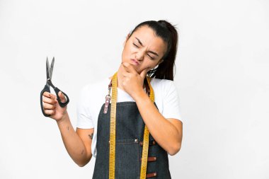 Terzi kadın, soyutlanmış beyaz arka planda şüpheleri var.