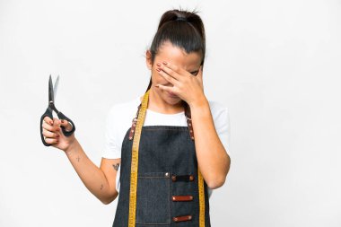 Terzi kadın soyutlanmış beyaz arka planda yorgun ve hasta bir ifadeyle