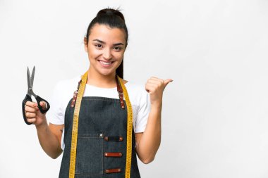 Terzi kadın izole edilmiş beyaz arka plan bir ürünü sunmak için kenarı işaret ediyor.