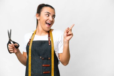 Terzi kadın izole beyaz arka plan üzerinde bir parmak kaldırarak çözümü gerçekleştirmek niyetinde