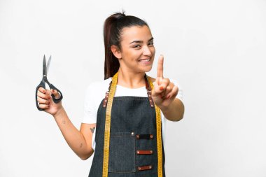 Terzi kadın izole edilmiş beyaz arka planda parmağını kaldırıyor ve gösteriyor.