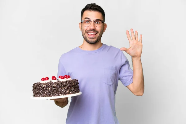 若いですCaucasian男保持誕生日ケーキ孤立オンホワイトバックSalatingとともに手で幸せな式 — ストック写真