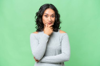 Arjantinli genç kadın soyutlanmış arka plan düşüncesi