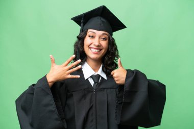 Genç üniversite mezunu Arjantinli bir kadın tecrit edilmiş. Parmakları olan altı kişi.